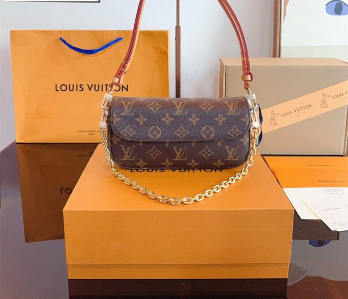 LV New Ivy Underarm Bag(21cm)