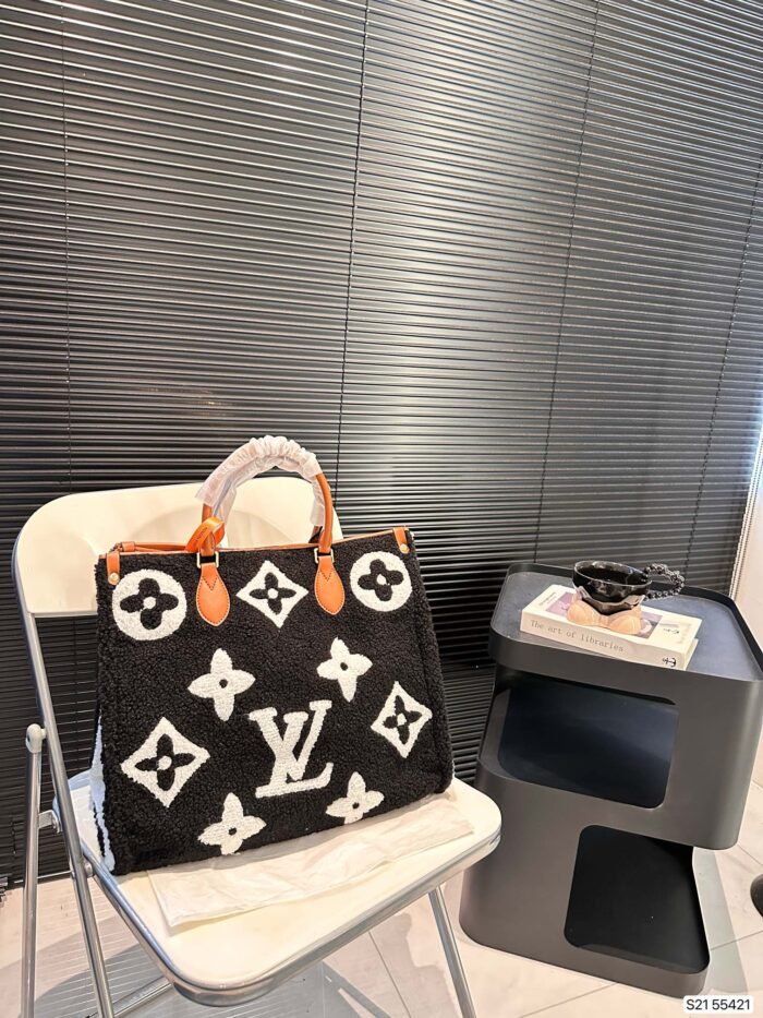 LV lamb wool tote bag（4colors 39*33cm）