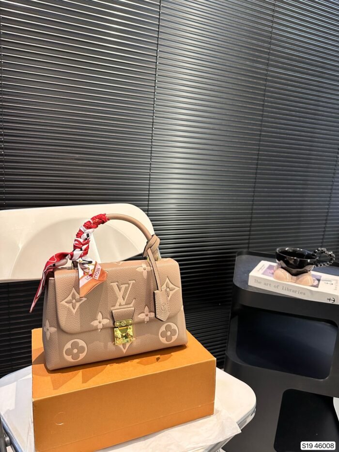 LV new postman bag（4colors 24*15cm）