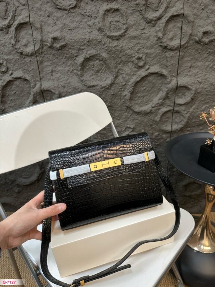 LV Manhattan crocodile patterned cowhide shoulder bag（24*18cm）